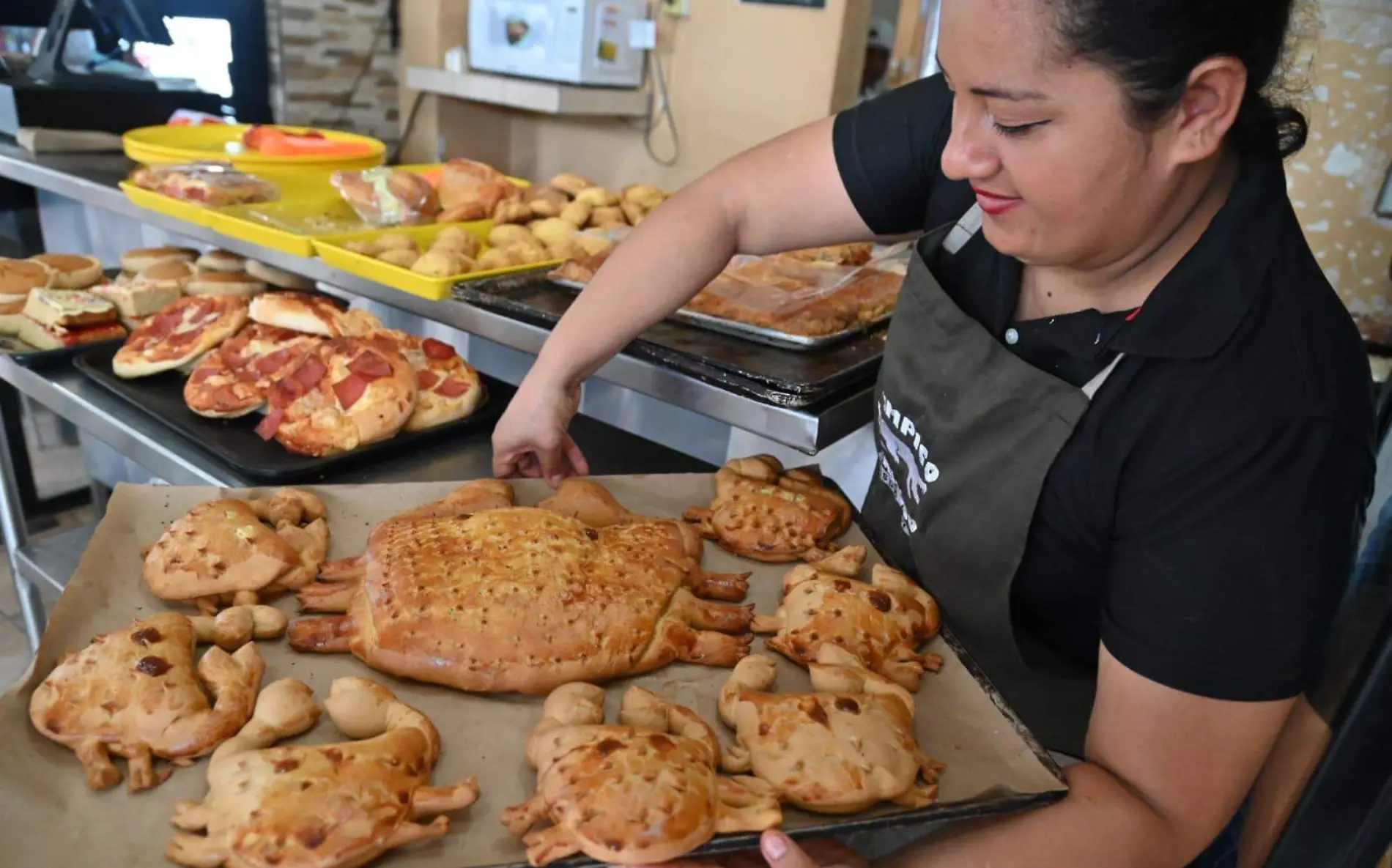 Crean cocodrilos de pan rellenos de cajeta en Tampico  